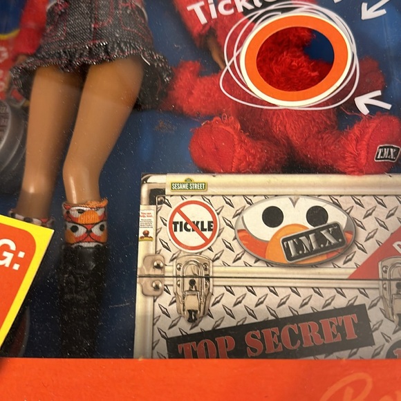 Vintage Barbie and Elmo in original box. Collector’s item. - Picture 6 of 7